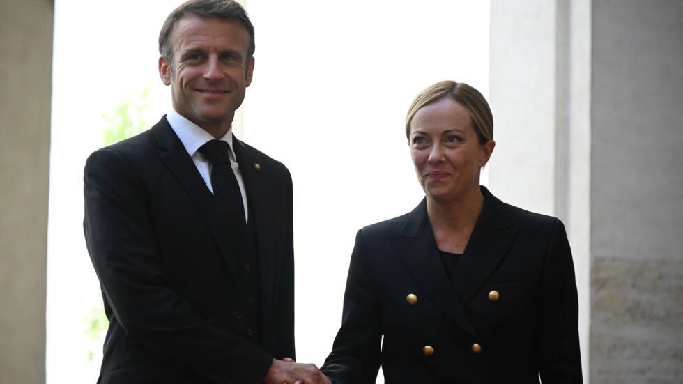 Tổng thống Pháp Emmanuel Macron bắt tay Thủ tướng Ý Giorgia Meloni trước cuộc gặp tại Palazzo Chigi ở Rome, vào ngày 26 tháng 9 năm 2023. © Filippo Monteforte, Pool via AP