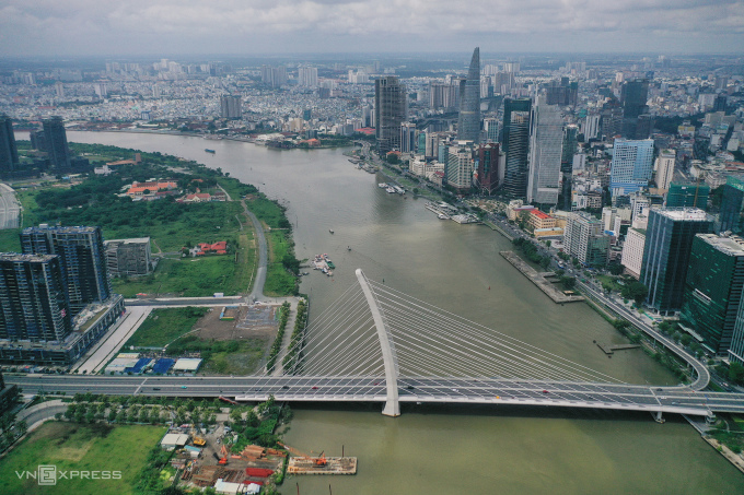 Hai bờ sông Sài Gòn đoạn qua trung tâm TP HCM, tháng 9/2023. Ảnh: Quỳnh Trần