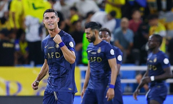 Ronaldo (trái) mừng bàn vào lưới Al Hazem. Ảnh: CristianoXtra