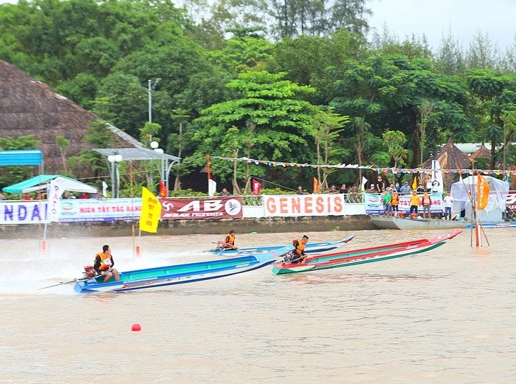 Cần Thơ: Sôi nổi Giải vô địch đua Vỏ composite quốc gia 2023. Hình ảnh tại Giải đấu. (Nguồn: Tuổi trẻ)