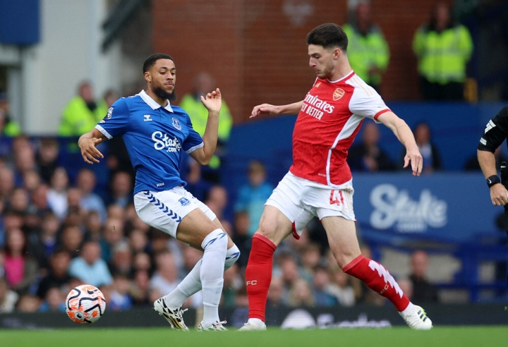 Arsenal thi đấu chật vật khi làm khách tại Goodison Park.