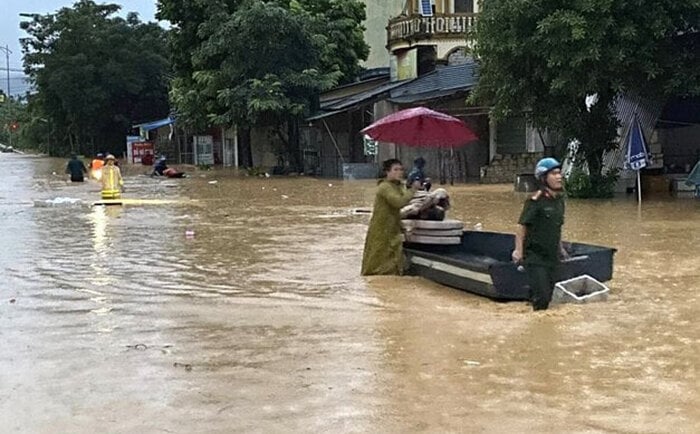 Nhiều huyện miền núi Nghệ An ngập lụt sau những trận mưa to đến rất to. (Ảnh: Trần Lộc)