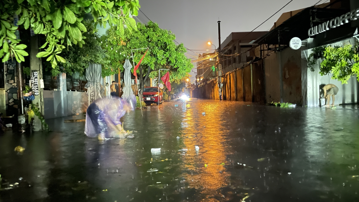 Thành phố Quy Nhơn, Bình Định: Đường ngập, nước tràn vào nhà sau cơn mưa kéo dài