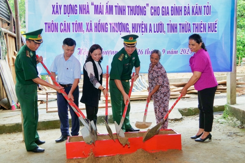 Đại diện BĐBP tỉnh và chính quyền địa phương khởi công xây dựng nhà cho gia đình bà Kăn Tỏi