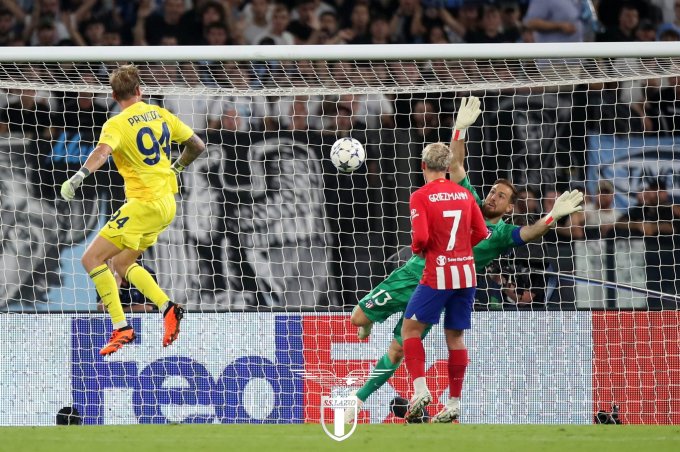 Provodel (áo vàng) trong pha chạy chỗ đánh đầu hạ đồng nghiệp Oblak giúp Lazio thoát thua Atletico Madrid trên sân nhà Olimpico ngày 19/9. Ảnh: SS Lazio