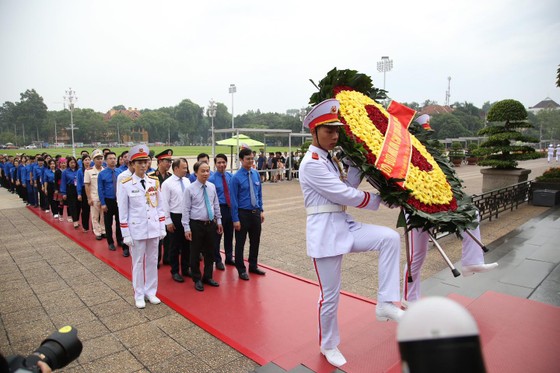 Các đại biểu vào Lăng viếng Chủ tịch Hồ Chí Minh