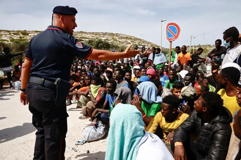 tre so sinh ti nan chet ngoai khoi dao lampedusa cua y tran ngap nguoi di cu hinh 1