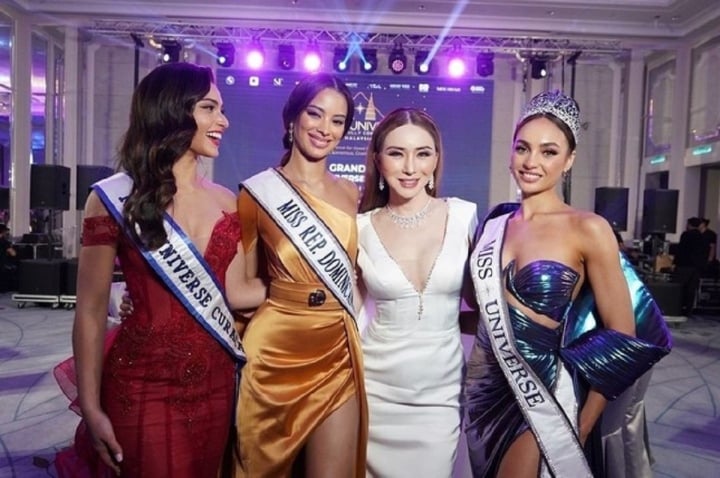 Bà chủ Miss Universe cùng Top 3 Hoa hậu Hoàn vũ 2022.