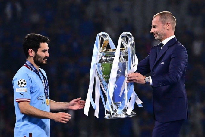 Ceferin thay mặt UEFA trao cup vô địch Champions League cho Ilkay Gundogan - đội trưởng Man City - sau trận chung kết trên sân Ataturk, Istanbul, Thổ Nhĩ Kỳ ngày 10/6. Ảnh: AFP