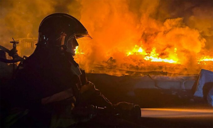 Lính cứu hỏa Ukraine tại hiện trường một vụ tập kích ở Odessa ngày 3/9. Ảnh: Reuters