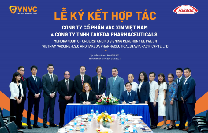 Đại diện Takeda Việt Nam và đại diện hệ thống tiêm chủng VNVC ký kết biên bản ghi nhớ hợp tác chiến lược ngày 28/9 tại TP HCM. Ảnh: Thanh Tùng