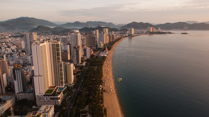 Bãi biển đường Trần Phú dài khoảng 12 km ở Nha Trang. Ảnh: Miên Chính