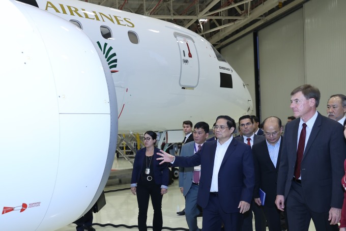 Chủ tịch kiêm Tổng giám đốc tập đoàn Embraer Francisco Gomes Neto (bìa phải) tháp tùng lãnh đạo Chính phủ Việt Nam thăm khu trưng bày các dòng máy bay và cơ sở hạ tầng sản xuất hiện đại của tập đoàn. Ảnh: Nhật Bắc