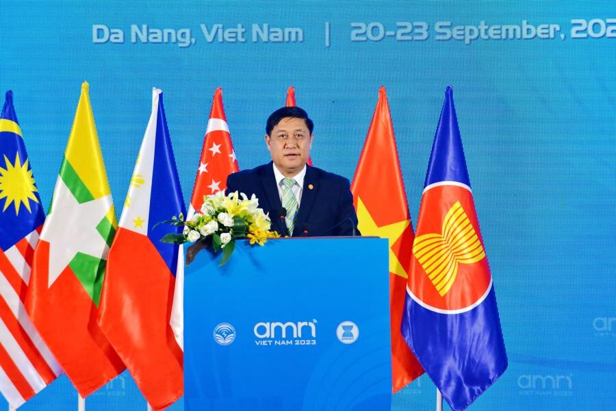 Phó Tổng thư ký ASEAN Ekkaphab Phanthavong phát biểu tại Hội nghị Bộ trưởng Thông tin ASEAN (AMRI-16). Ảnh Ngô Anh Văn