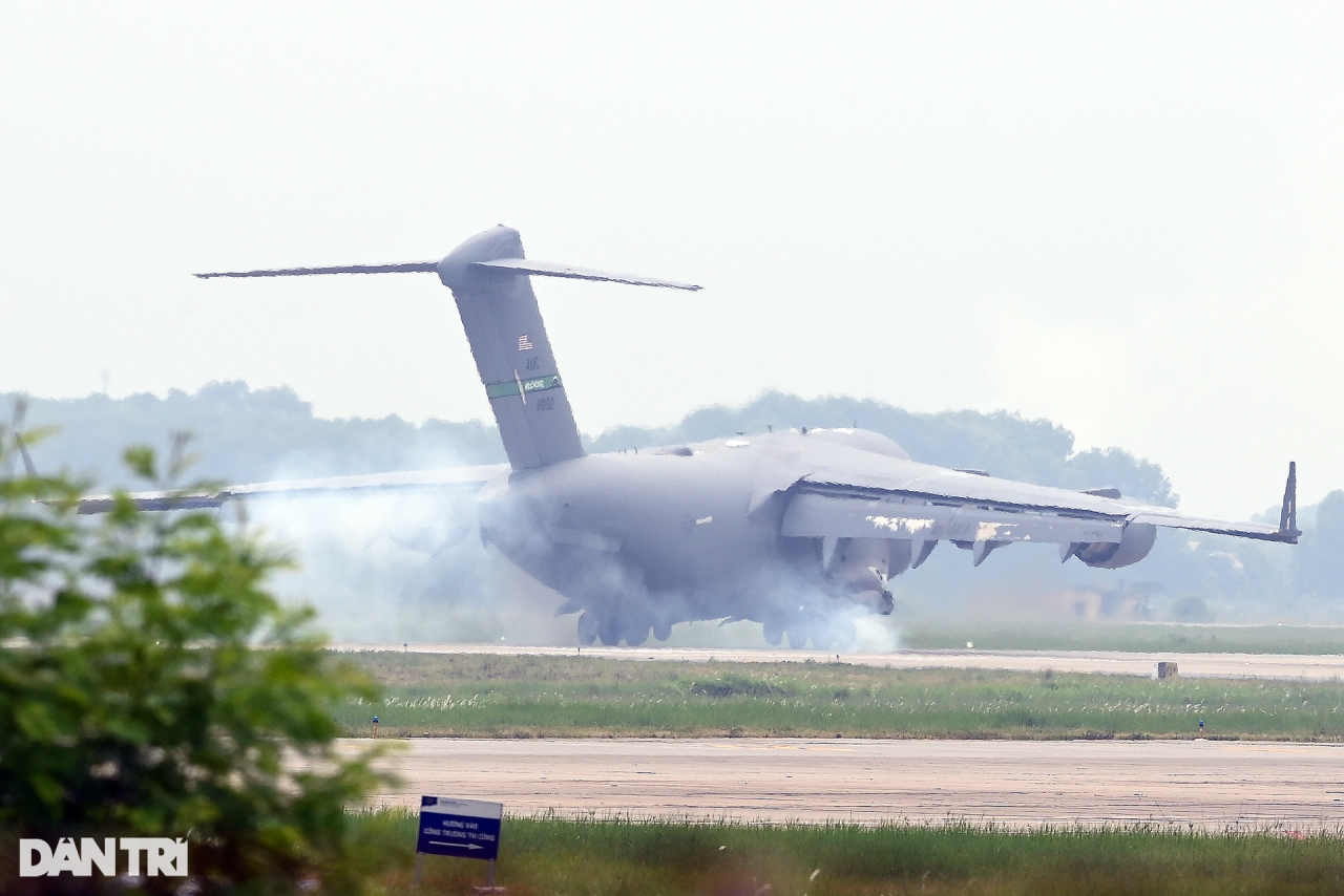 2 máy bay vận tải hạng nặng C-17 của Mỹ hạ cánh liên tiếp tại Nội Bài - 5