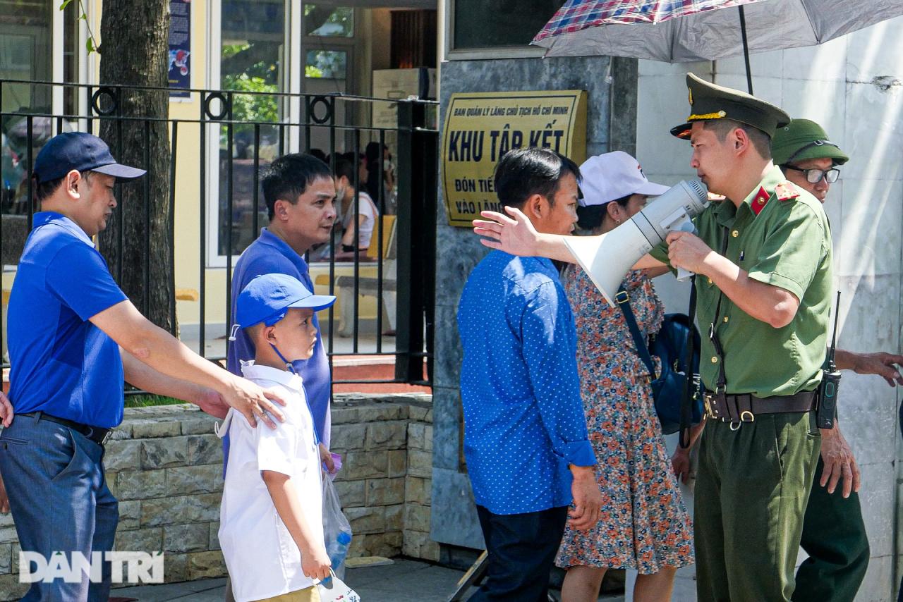 Người dân vượt cả trăm km xếp hàng chờ vào Lăng viếng Chủ tịch Hồ Chí Minh  - 4