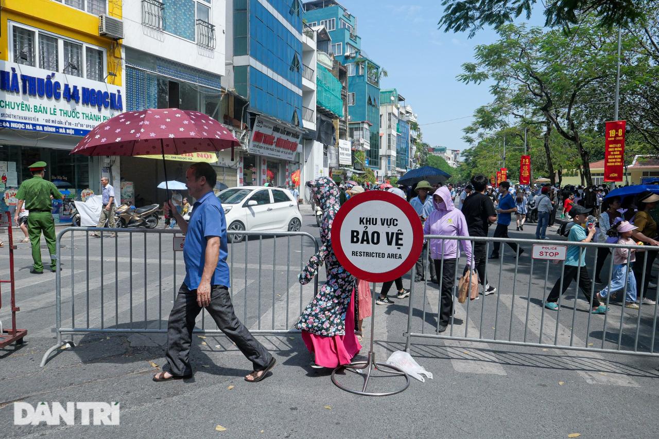 Người dân vượt cả trăm km xếp hàng chờ vào Lăng viếng Chủ tịch Hồ Chí Minh  - 7