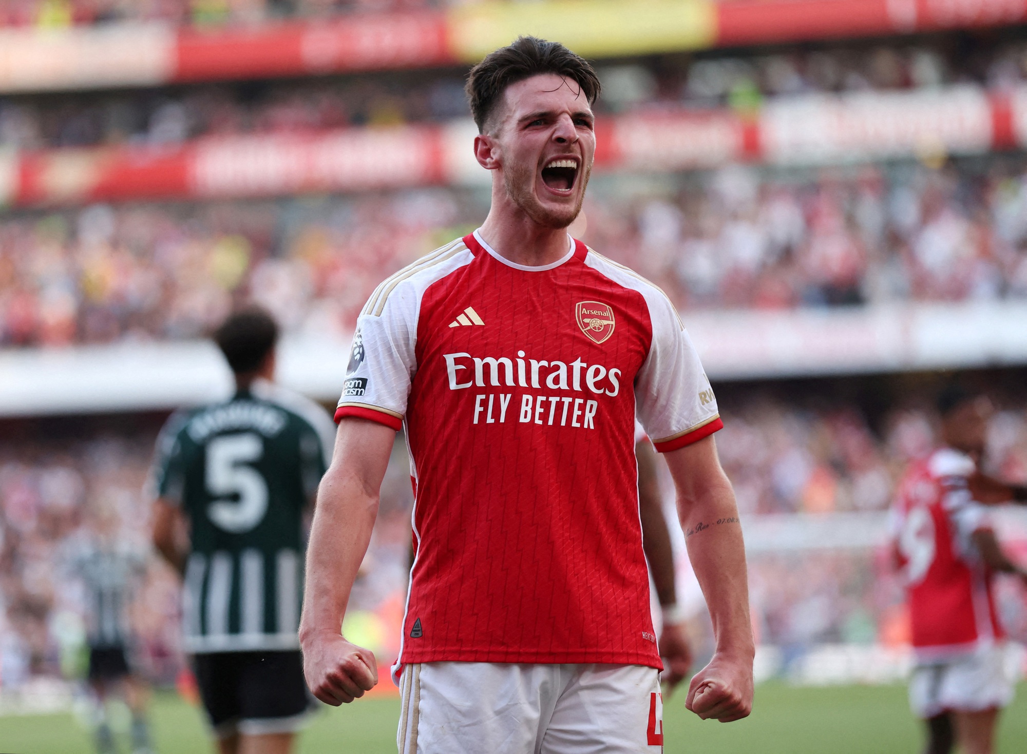 ‘Bom tấn’ Declan Rice ghi bàn phút bù giờ, Arsenal nối dài mạch thắng trước M.U - Ảnh 1.