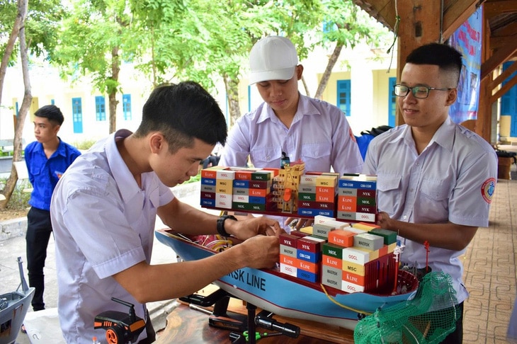 Các bạn sinh viên chế tạo mô hình tàu bổ sung các hiện vật cho bảo tàng