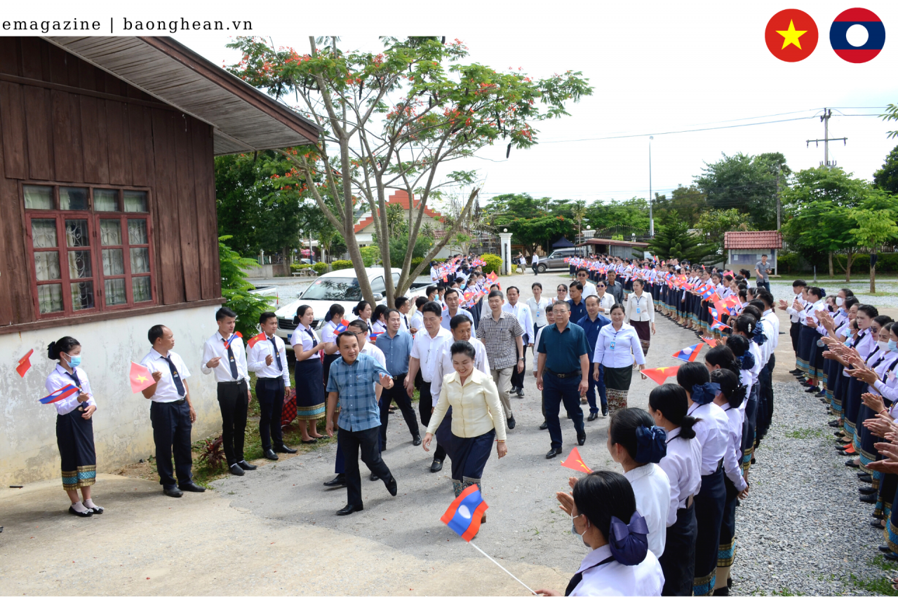 Đoàn tới thăm, làm việc cùng Trường Cao đẳng Y tế Xiêng Khoảng. 