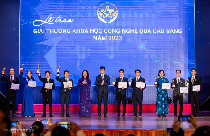 10 gương mặt nhận giải thưởng khoa học công nghệ Quả cầu vàng 2023. Ảnh: Tùng Đinh