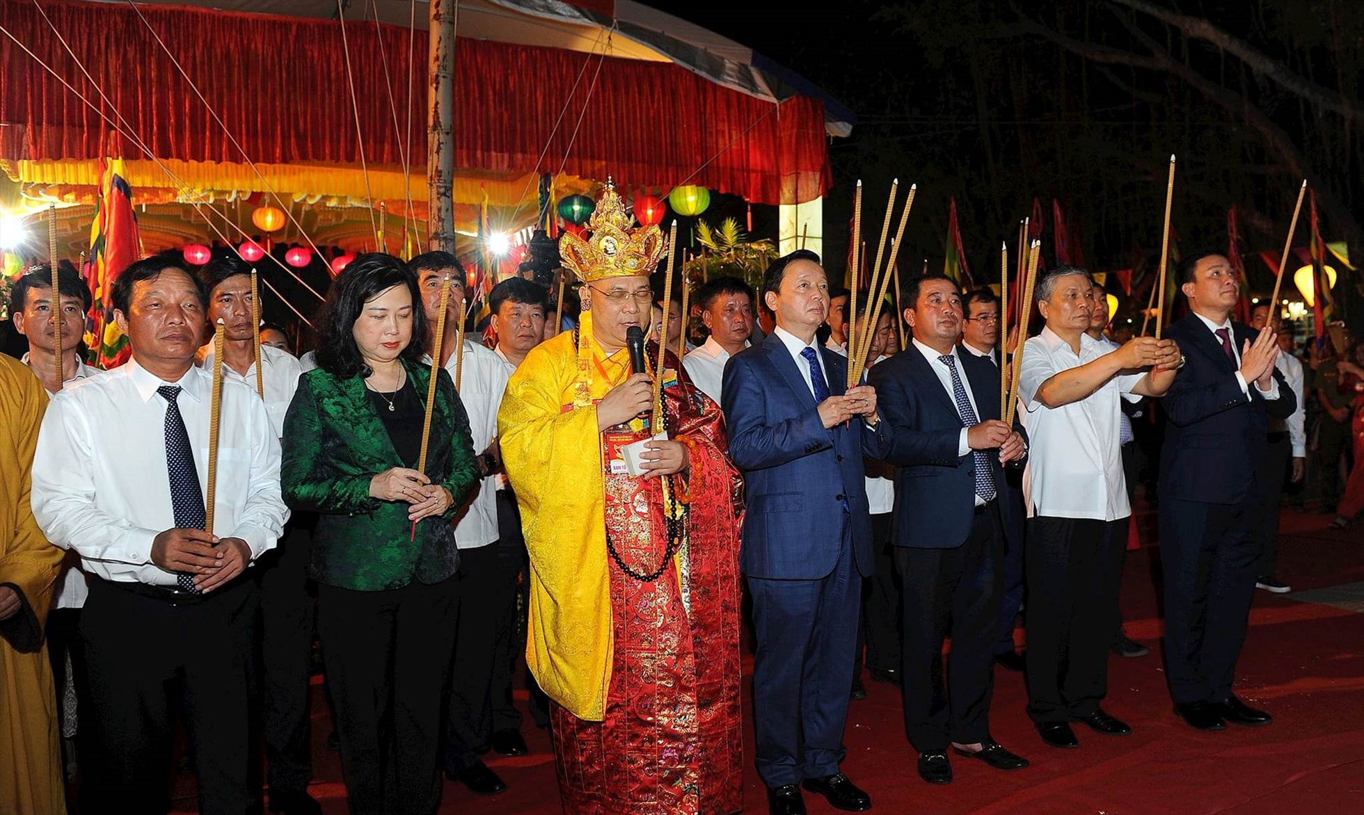 Các đại biểu dâng hương tưởng niệm ngày mất anh hùng dân tộc Hưng Đạo Đại vương Trần Quốc Tuấn. Ảnh: Côn Sơn - Kiếp Bạc