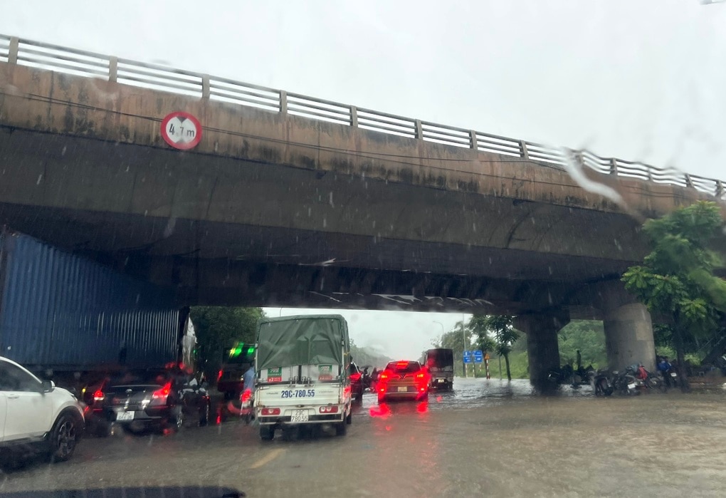 Hà Nội: Dân văn phòng dầm mưa cả sáng, đến chỗ làm chỉ kịp giờ... cơm trưa - 3