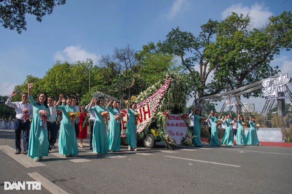 Những khoản khắc Carnaval Thu Hà Nộ rực rỡ sắc màu