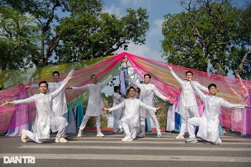 Những khoản khắc Carnaval Thu Hà Nộ rực rỡ sắc màu