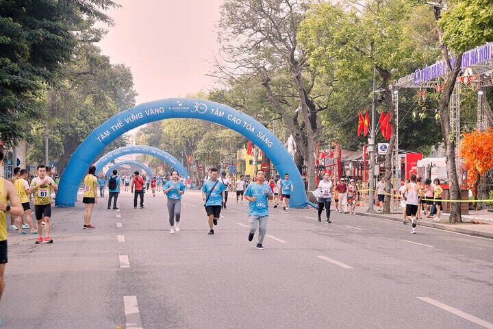 Các “runner Tân Á Đại Thành” tham gia đường chạy.