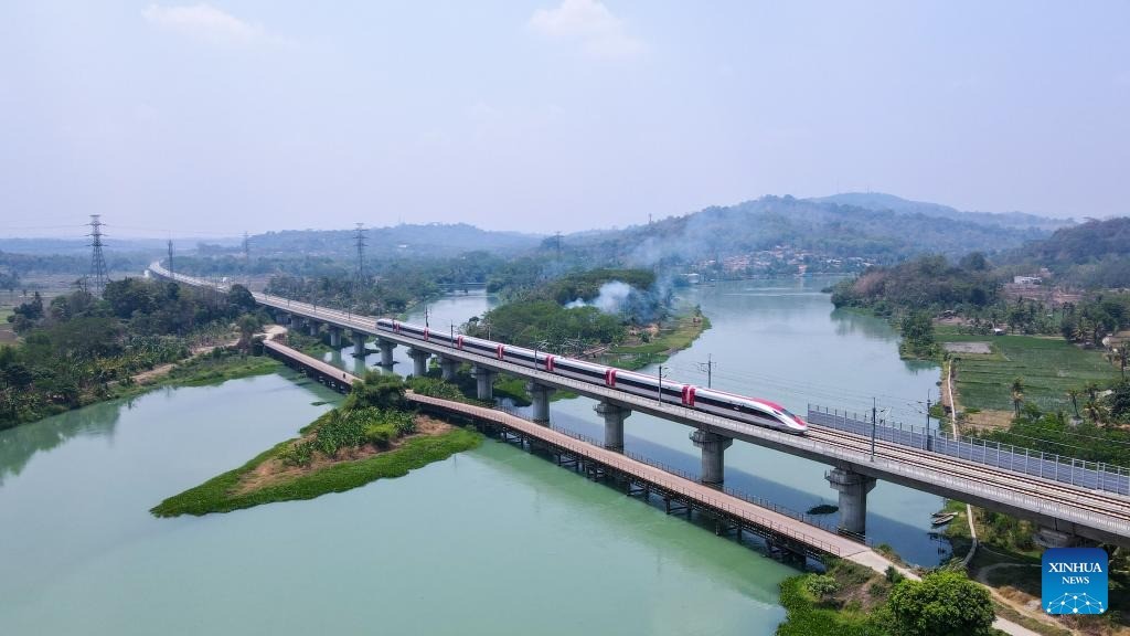 Tàu cao tốc đầu tiên ở Đông Nam Á: 8 năm, 7,3 tỷ USD và 350km/hh