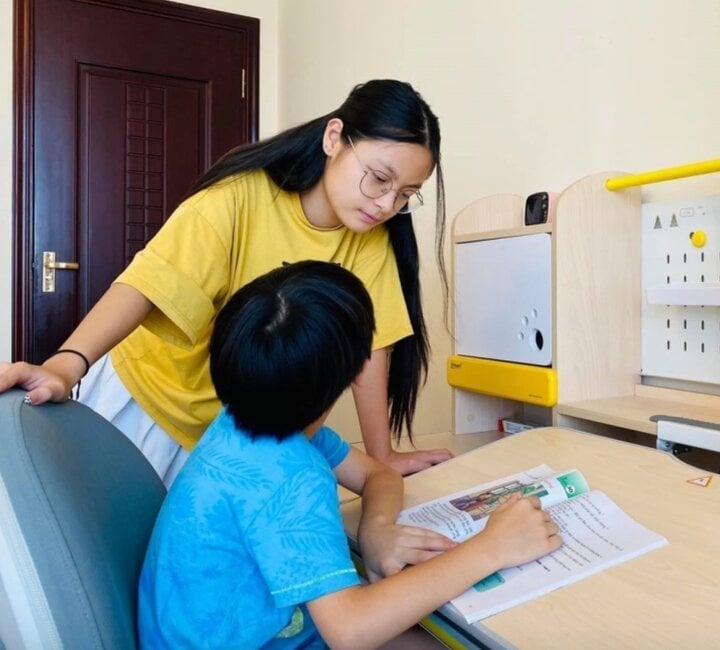 Bo ra dáng chị lớn trong gia đình.