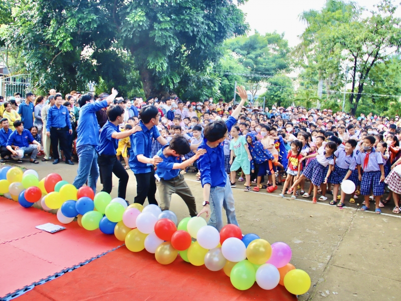 Chương trình Trung thu cho em được tổ chức hoành tráng tại trường tiểu học Mỹ Hội (tỉnh Đồng Tháp), đã thu hút hơn 650 các em thiếu nhi tham gia.