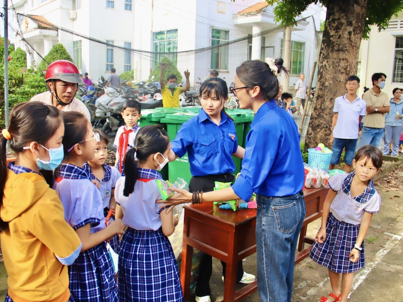 Chương trình đã trao 20 xuất học bổng khuyến học cho các em nhỏ vượt khó học giỏi, đồng thời đã trao tận tay các em nhỏ 638 phần quà là đồ dùng học tập, quà bánh, đồ chơi,...