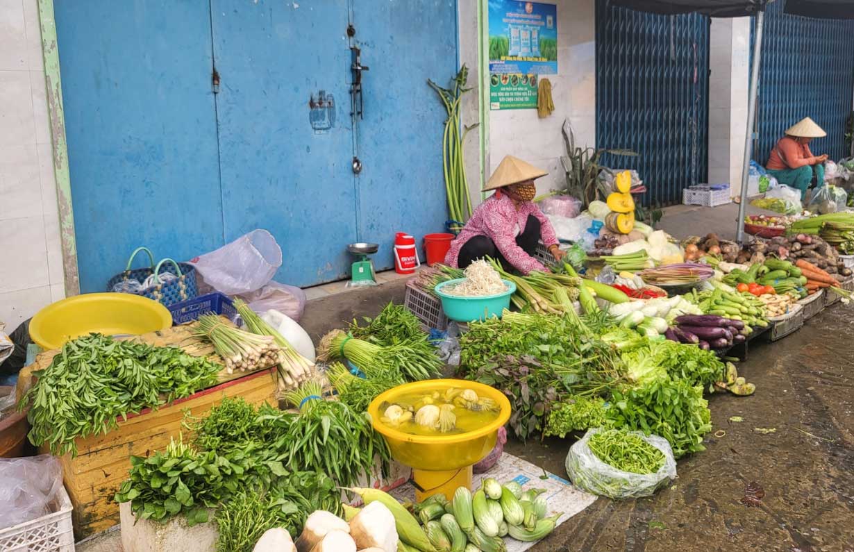 Người tiêu dùng và tiểu thương mong giá cả hàng hóa sẽ sớm giảm theo xăng và gạo. Ảnh: Mỹ Ly