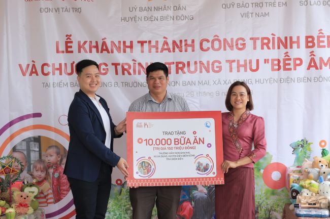 10.000 bữa ăn cho em và những món quà yêu thương gồm sách truyện, đồ chơi… được nhân viên, tư vấn viên Generali quyên góp trao tặng các em.