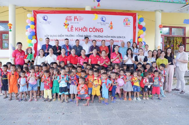 Nhà lớp học và các hạng mục phụ trợ được triển khai xây dựng sẽ giúp tạo điều kiện dạy và học tốt hơn cho cô giáo và các em điểm trường Đồng Đờng, trường mầm non Sơn Ca.