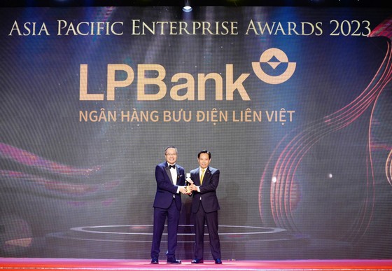 Ông Lê Minh Tâm, Thành viên Hội đồng Quản trị đại diện LPBank nhận giải Doanh nghiệp xuất sắc châu Á 2023 ảnh 1