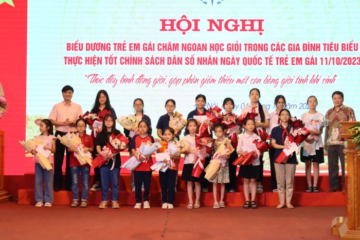 Trẻ em gái chăm ngoan, học giỏi trong các gia đình tiêu biểu thực hiện tốt chính sách dân số trên địa bàn quận Nam Từ Liêm nhận quà biểu dương