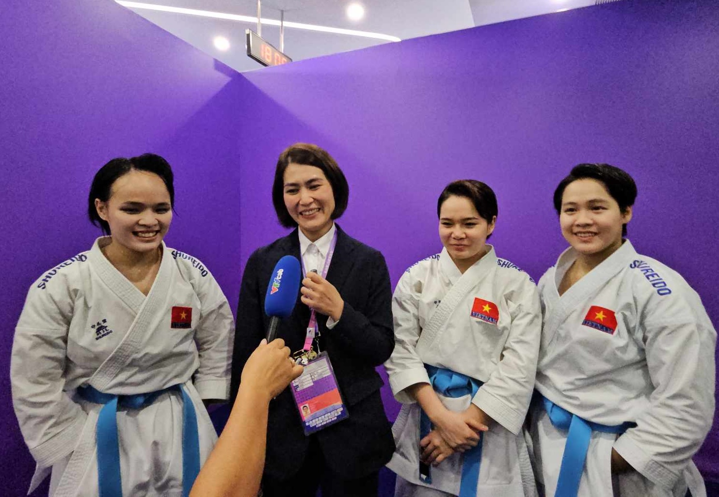 Karate đồng đội nữ đoạt HCV ASIAD 19: Vỡ òa niềm vui - Ảnh 3.