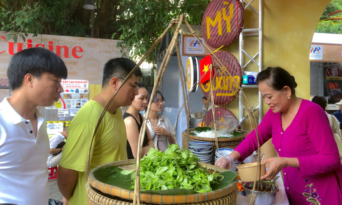 Gian hàng mì Quảng niêu của bà Lý (ảnh) và anh Cảnh trong Festival Thu Hà Nội 2023 ngày 29/9 thu hút nhiều thực khách. Ảnh: Quỳnh Mai