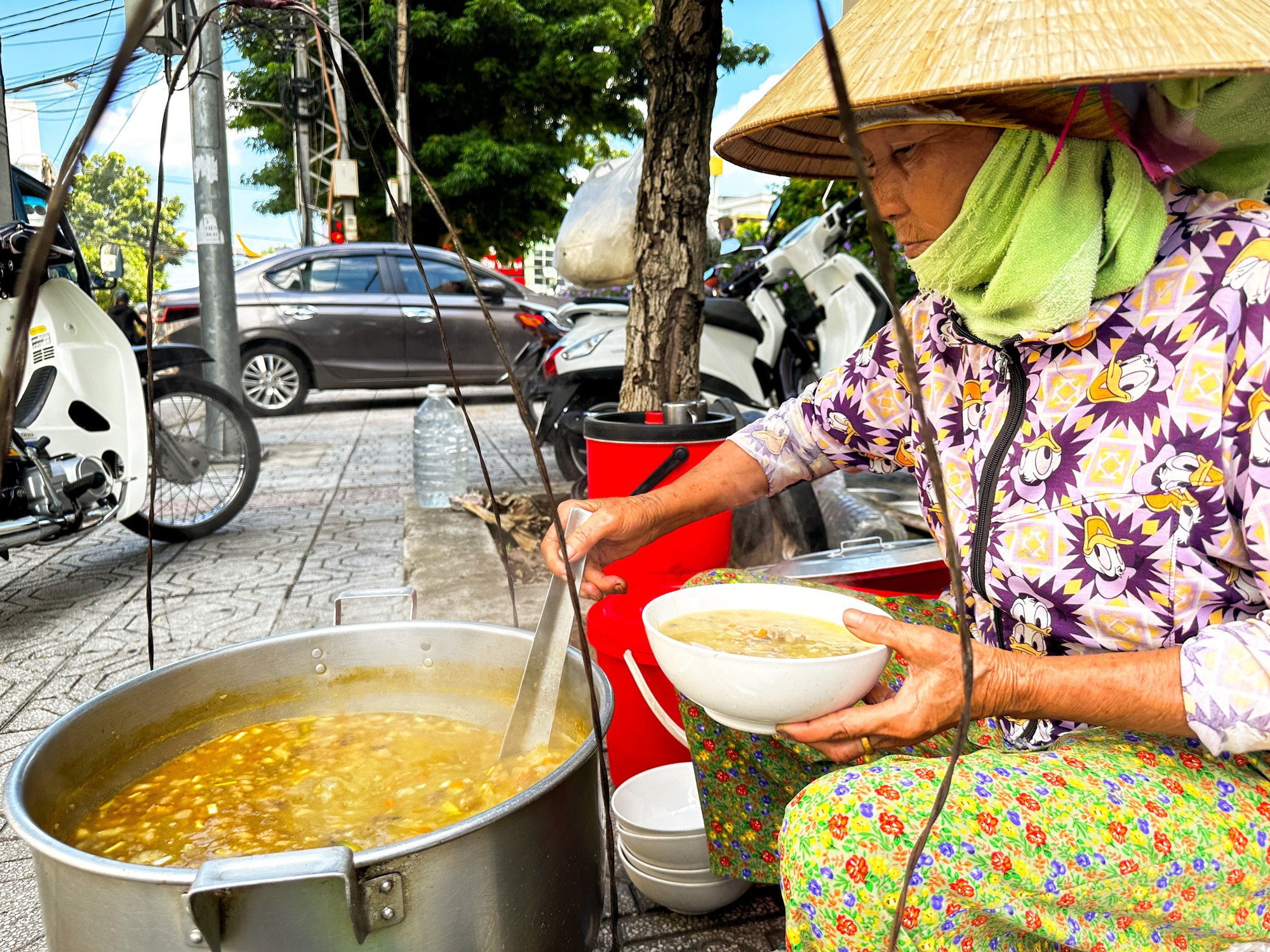 Gánh cháo bò vỉa hè Đông Hà, nắng bán mưa nghỉ nhưng tồn tại những 20 năm - Ảnh 2.