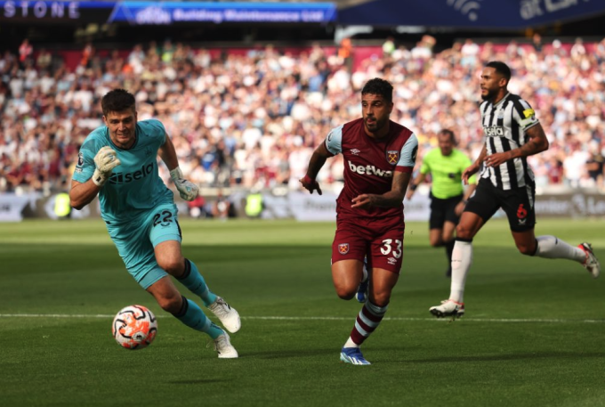 Pope mắc sai lầm trong bàn thua đầu tiên của Newcastle. Ảnh: West Ham United