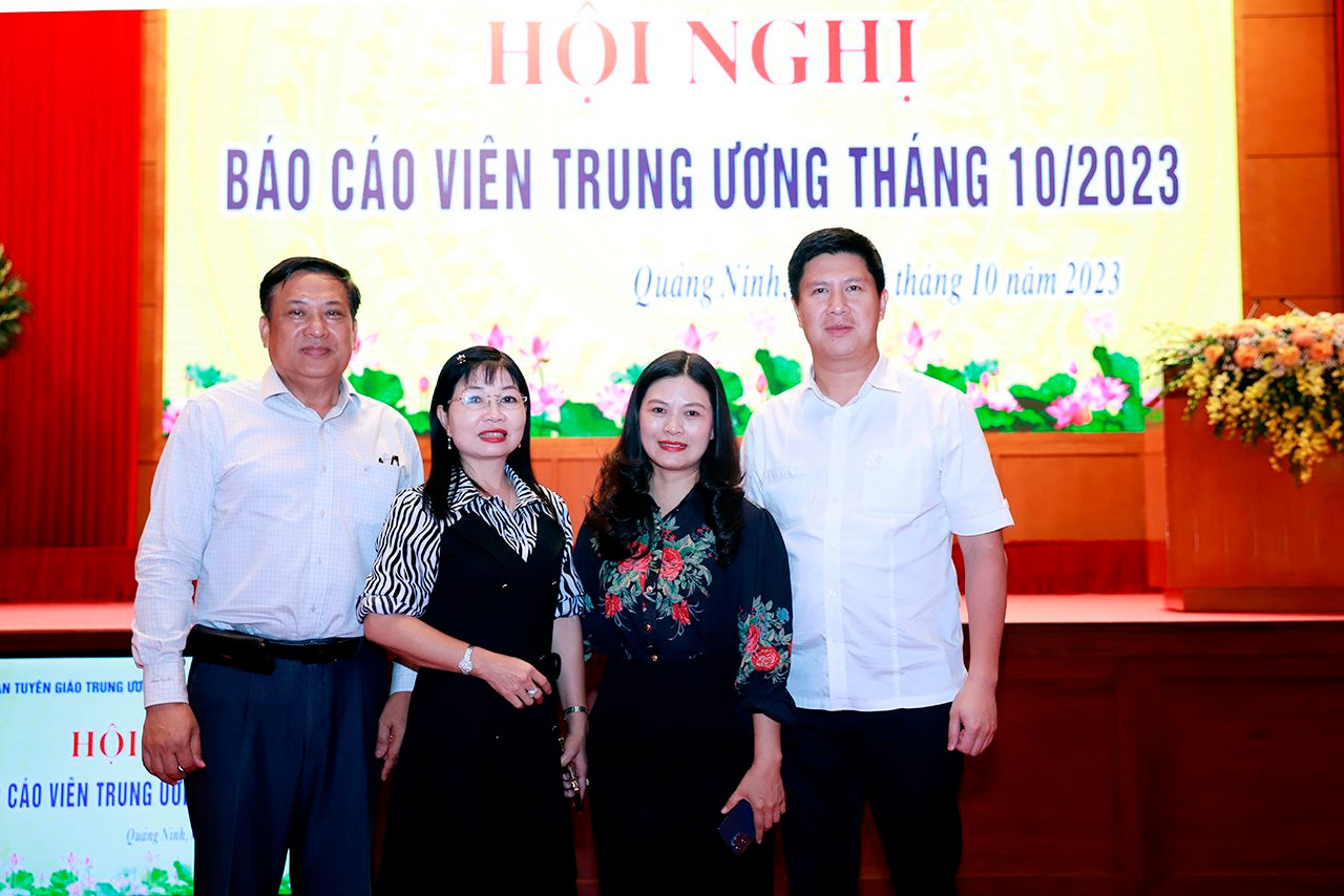 small_dai-bieu-chup-anh-luu-niem.jpg