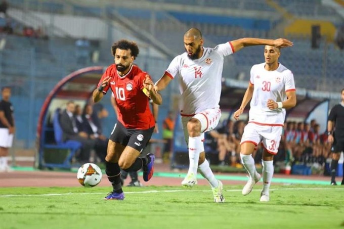 Salah (áo đỏ) đi bóng trong trận giao hữu Ai Cập thua Tunisia 1-3 trên sân nhà Cairo ngày 13/9. Ảnh: Ahram