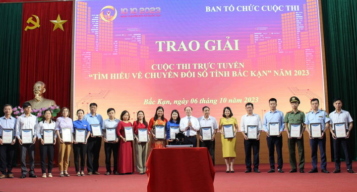 Ban tổ chức Cuộc thi trao giải cho các tập thể và cá nhân đạt giải trong cuộc thi.