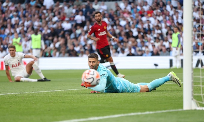 Vicario sau một pha đẩy bóng cứu thua trong trận Tottenham hạ Man Utd 2-0 ở vòng 2 Ngoại hạng Anh ngày 19/8. Ảnh: AFP