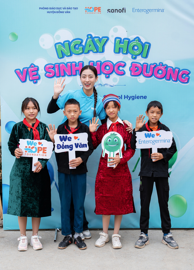 Hoa hậu Lương Thuỳ Linh tham gia ngày hội và dẫn dắt phần đố vui về kiến thức vệ sinh với các em học sinh. Ảnh: Tùng Đinh.