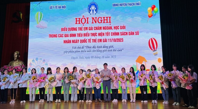 Biểu dương, khen thưởng 100 trẻ em gái chăm ngoan, học giỏi trong các gia đình tiêu biểu của huyện Thạch Thất thực hiện tốt chính sách dân số 