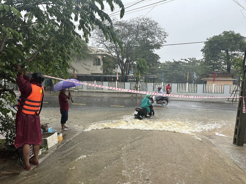 Sự kiện - Tp.Đà Nẵng: Những thiệt hại ban đầu do mưa lớn gây ra (Hình 2).